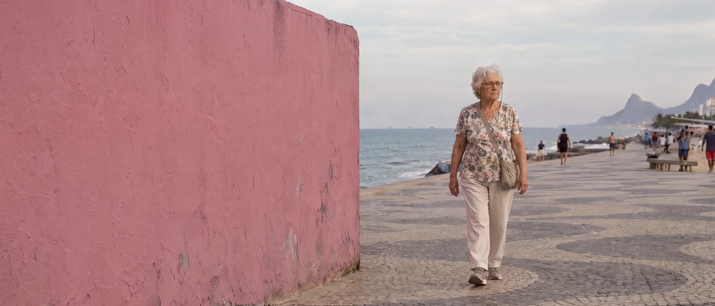 Mulher de uns 74 anos caminhando no calçadão da orla do Rio